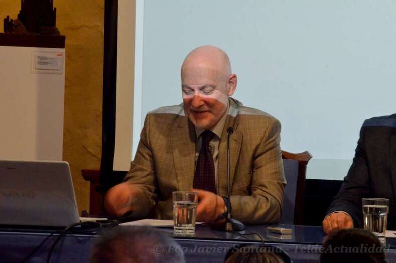 El catedrático Francisco Veiga, anoche en la Casa-Museo León y Castillo (Foto Francisco Javier Santana)